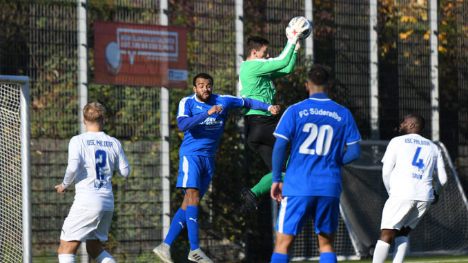 Samuel Louca (FCS) kommt nicht an den Ball, weil Paloma-Torwart Jannis Waldmann ihn abfängt