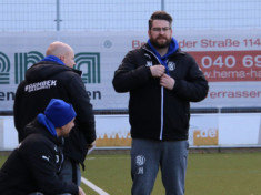 Sieht dem Pokalspiel in Sasel entspannt entgegen: Jan Haimerl (Trainer BU) Foto: Olaf Both