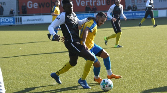 Ephrahim Asante (Bild links) und der MSV wollen das erste Heimspiel siegreich gestalten (Foto: Lobeca/Gettschat)
