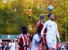 Torjäger Jeremy Wachter (im weißen Trikot) fehlt TuS Osdorf weiterhin. (Foto: Lobeca/Homburg)