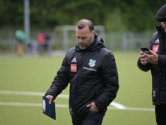 NTSV-Coach Ali-Reza Farhadi glaubt am Sonntag an einen Sieg - trotz des aktuell miesen Wetters (Foto: Lobeca/Schlikis)