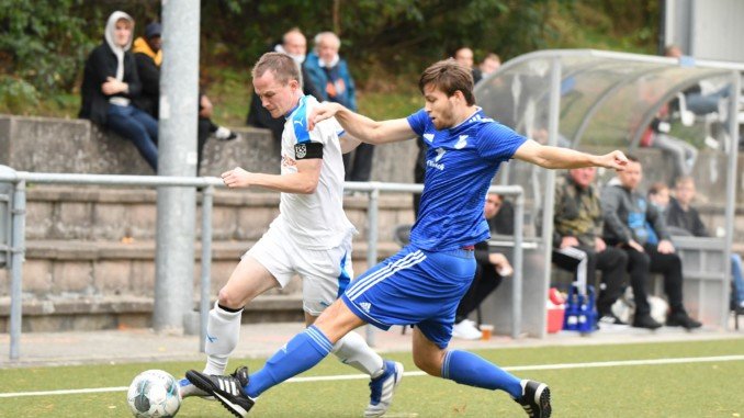 Fabian Knottnerus (im blauen Trikot) will sich mit seinen Unionern nun dem SC Victoria entgegen werfen und den Favoriten ärgern (Foto: Lobeca/Schlikis)