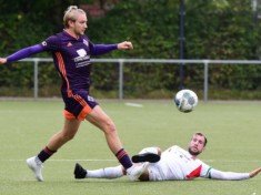 Bennet Krause (in weiß) und TuS Osdorf feiern den ersten Saisonsieg gegen Tornesch. Für Tjorven Köhler (in Lila) und den HEBC gab es bei Vicky nichts zu holen. (Foto: Lobeca/Gettschat)