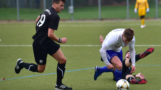 Urgestein: Christian Westphal (im Bild links) geht in seine 13. Saison in der Oberliga, gleichzeitig die 13. Saison mit seinem Bramfelder SV (Foto: Lobeca/Gettschat)