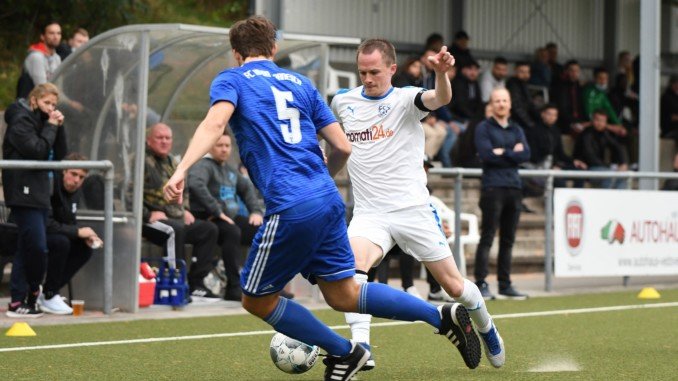 Kapitän Fabian Carlsen (im Bild rechts) bleibt dem FC Süderelbe erhalten und darf sich auf neun neue Mannschaftskameraden freuen. (Foto: Lobeca/Schlikis)