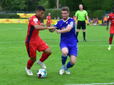 Nico Zankl, im Bild rechts, in einer von 19 Spielen, die dem TSV Sasel erhalten bleiben. (Archivfoto: Lobeca/Gettschat)