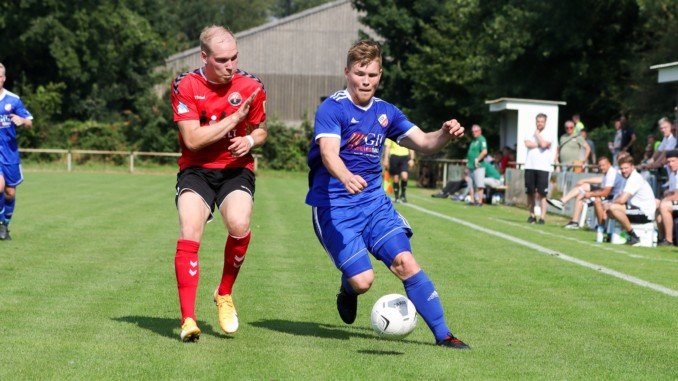 Tim Jeske (im Bild rechts) bereitete einen Treffer vor und schoss dann das Siegtor für den TSV Sasel. (Archivfoto: Lobeca/Homburg)