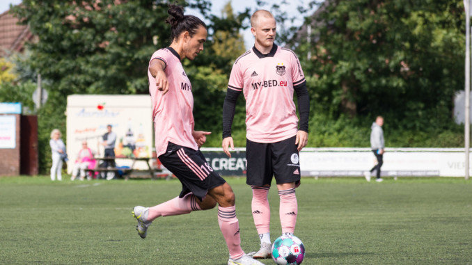 Alle Blicke gehen am Samstag zum Topspiel nach Dassendorf. Len-Aike Strömer und Dennis Bergmann sind gegen Sasel hautnah dabei. (Foto: Lobeca/Seidel)