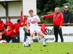 Rückspiel in Buchholz: Michael Fischer und der SV Rugenbergen wollen Buchholz 08 mit Tizian Backhaus (am Ball) ärgern. (Archivfoto: Lobeca/Homburg)