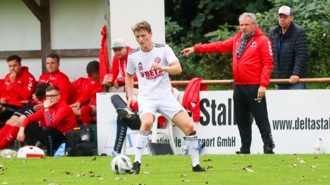 Rückspiel in Buchholz: Michael Fischer und der SV Rugenbergen wollen Buchholz 08 mit Tizian Backhaus (am Ball) ärgern. (Archivfoto: Lobeca/Homburg)