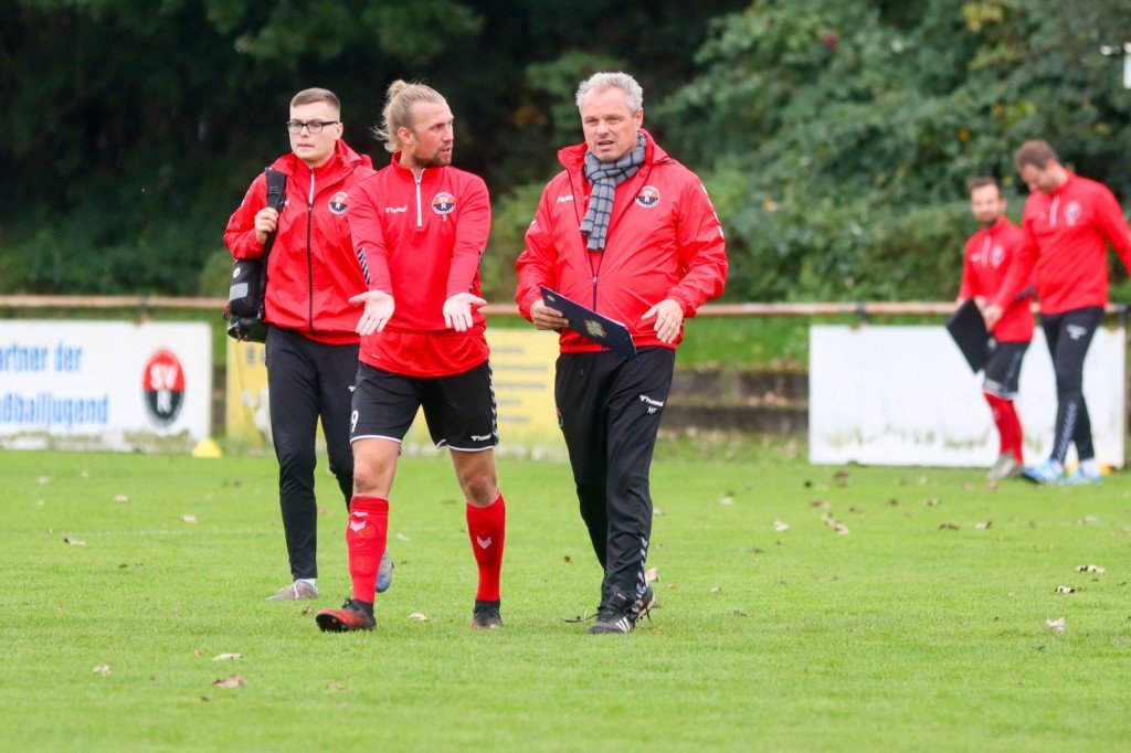 Sascha Richert und Michael Fischer und der SV Rugenbergen enttäuschen. Der Blick geht nach unten. (Foto: Lobeca/Homburg)