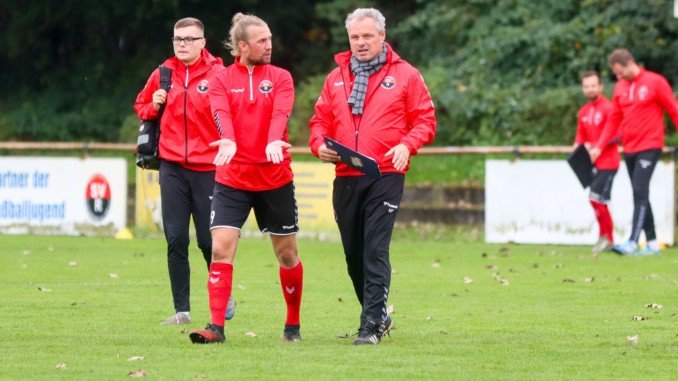 Sascha Richert und Michael Fischer und der SV Rugenbergen enttäuschen. Der Blick geht nach unten. (Foto: Lobeca/Homburg)
