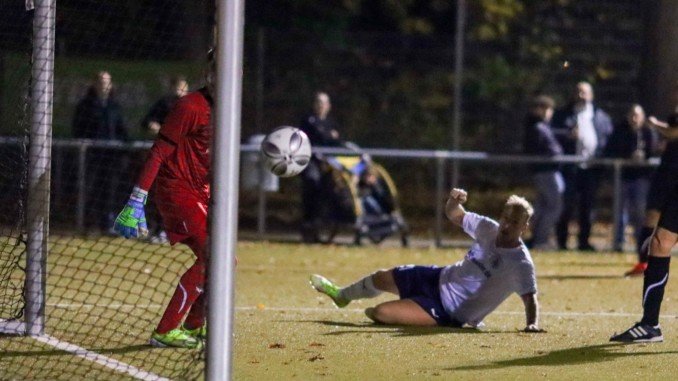 Da schlägt es ein im Bramfelder Herz: Marvin Karow war der Schütze des goldenen Tores für Lohbrügge. (Foto: Lobeca/Homburg)