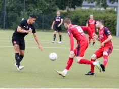 Hassan Zarei (im Bild Links) schießt den Niendorfer TSV zur Herbstmeisterschaft in der Gruppe 2. (Archivbild: Lobeca/Homburg)