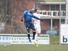 Sebastiao Mankunbami (in blau) feiert mit Curslach einen Auswärtssieg. Pascal Bäker schießt Lohbrügge ins Pokal-Viertelfinale. (Archivbild: Lobeca/Schlikis)