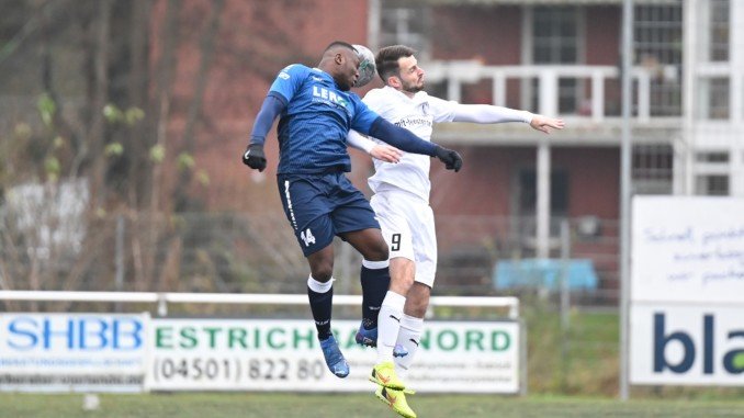 Sebastiao Mankunbami (in blau) feiert mit Curslach einen Auswärtssieg. Pascal Bäker schießt Lohbrügge ins Pokal-Viertelfinale. (Archivbild: Lobeca/Schlikis)