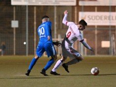 Während der FC Süderelbe (hier Can Kömürcü) seine Serie fortsetzen will, müssen Manuel Brendel und der HSV III erneut zuschauen. (Fotos: Lobeca/Schlikis)
