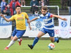 Emanuel-Fernando Bento de Lima (SV Todesfelde) hat gegen Alexander Arnhold (Bremer SV) das Nachsehen. (Foto: Lobeca/Hannig)