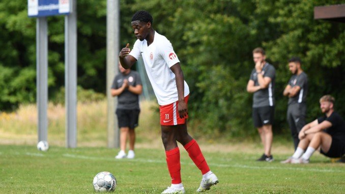 Tyrese Boakye hat den Sprung in die 1. Mannschaft geschafft und steht stellvertretend für die Jugendarbeit beim Eimsbütteler TV. (Foto: Lobeca/Schlikis)