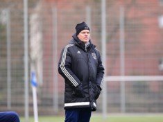Trainer Stefan Arlt hat seinen Vertrag beim FC Süderelbe verlängert und bleibt bis 2024 am Kiesbarg. (Foto: Lobeca/Schlikis)