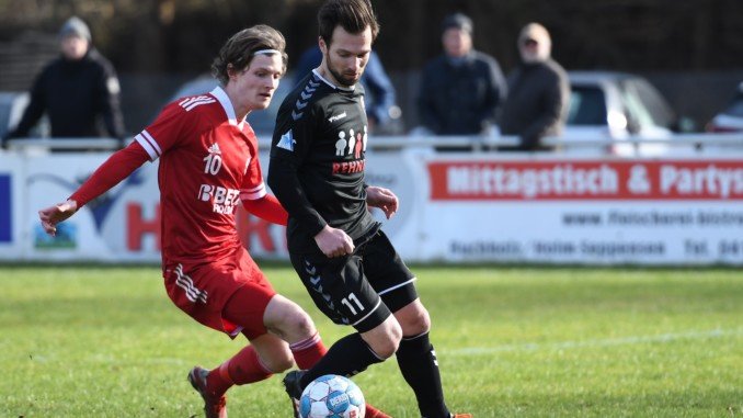 Auftakt im Pokal: Rugenbergen (hier in schwarz Hoppe) eröffnet heute die Spiele. Buchholz (in Rot Schulz) muss am Sonntagmorgen an. (Archivfoto: Lobeca/Hannig)