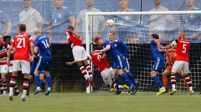 Michael Gries nickt zum 1:1 für Altona 93 ein. Das Eröffnungsspiel in Tornesch endet am Ende 2:2. (Foto: Lobeca/Homburg)