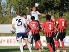 Amando Aust springt höher als alle anderen und sorgte per Kopf für das 1:0 von TuS Dassendorf. (Foto: Lobeca/Pfaff)