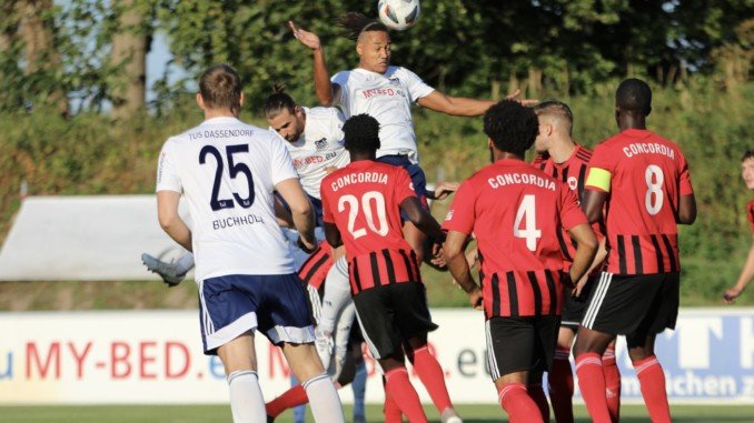 Amando Aust springt höher als alle anderen und sorgte per Kopf für das 1:0 von TuS Dassendorf. (Foto: Lobeca/Pfaff)