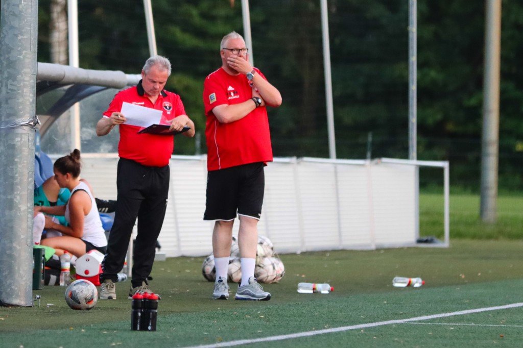 Trainer Michael Fischer, hier mit Co-Trainer Heiko Klemme, haderte mit der dicken vergebenen Chance von Stannis. (Foto: Lobeca/Homburg)