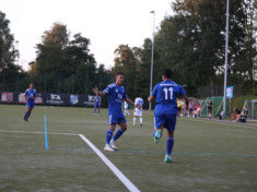 Amir Ahmadi bejubelt mit Hassan Zarei seinen Führungstreffer zum 2:1. (Foto: Lobeca/Homburg)