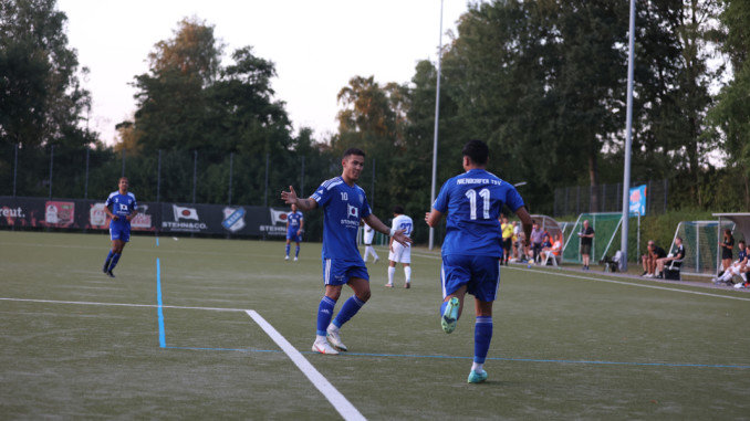 Amir Ahmadi bejubelt mit Hassan Zarei seinen Führungstreffer zum 2:1. (Foto: Lobeca/Homburg)