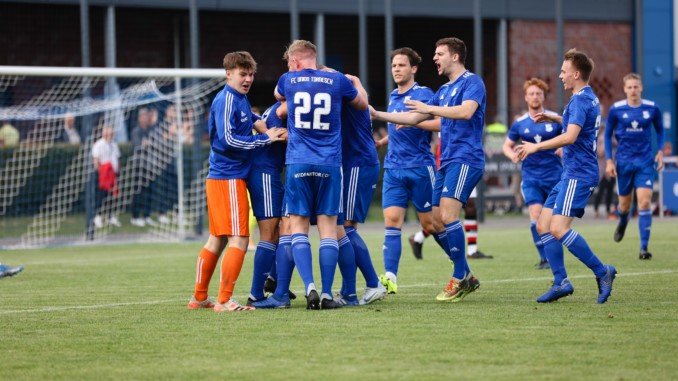 Jubel bei Union Tornesch: Mit einem 6:1 beendet der FCU seine Negativserie und kann im Abstiegskampf durchatmen. (Foto: Lobeca/Homburg)