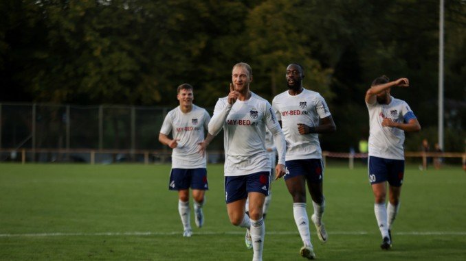 Tarec Blohm bejubelt seinen Treffer zum 1:0 und ebnet den Weg zum deutlichen Sieg von TuS Dassendorf. (Foto: Lobeca/Pfaff)