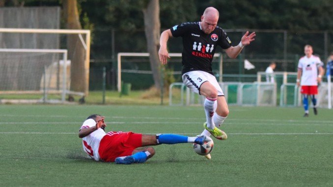 Irgendwie sinnbildlich: Der SV Rugenbergen (hier Leon Neumann) ist aktuell die wohl größte Enttäuschung in der Oberliga. (Foto: Lobeca/Homburg)