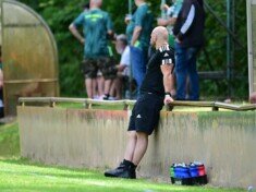 GEspanntes Warten an der Landesgrenze: kann am Sonntag gespielt werden? Oder fällt auch das dritte Nachholspiel des Wochenendes aus? (Foto: Lobca/Schlikis)