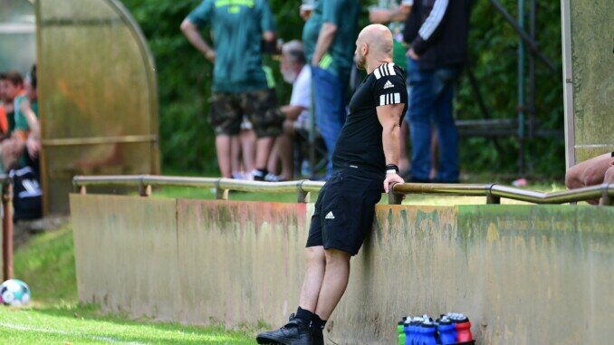 GEspanntes Warten an der Landesgrenze: kann am Sonntag gespielt werden? Oder fällt auch das dritte Nachholspiel des Wochenendes aus? (Foto: Lobca/Schlikis)