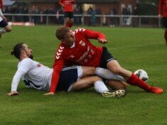 Öfters ist TuS Osdorf in dieser Saison gefallen, doch immer wieder sind Jannik Ahrens und Co. (in rot) aufgestanden. Nun ist Osdorf immer noch mittendrin im Kampf um den Klassenerhalt. (Foto: Lobeca/Pfaff)