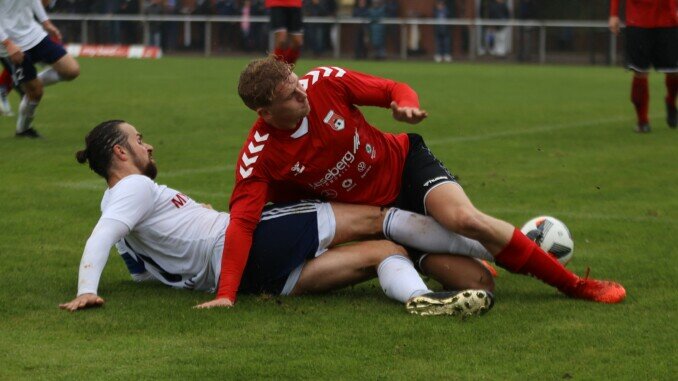 Öfters ist TuS Osdorf in dieser Saison gefallen, doch immer wieder sind Jannik Ahrens und Co. (in rot) aufgestanden. Nun ist Osdorf immer noch mittendrin im Kampf um den Klassenerhalt. (Foto: Lobeca/Pfaff)