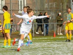 Jubel bei Robert Schick: auch dank seines Treffers sichert sich der HEBC drei Punkte im Derby gegen Victoria. (Foto: Lobeca/Rohlfs)