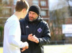 HEBC-Coach Özden Kocadal schwört seinen Spieler David Heuer ein - vielleicht zum nächsten Sieg im Pokal? (Foto: Lobeca/Rolhfs)