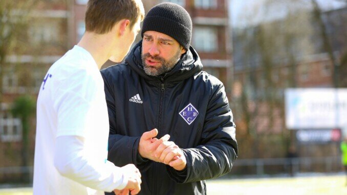 HEBC-Coach Özden Kocadal schwört seinen Spieler David Heuer ein - vielleicht zum nächsten Sieg im Pokal? (Foto: Lobeca/Rolhfs)