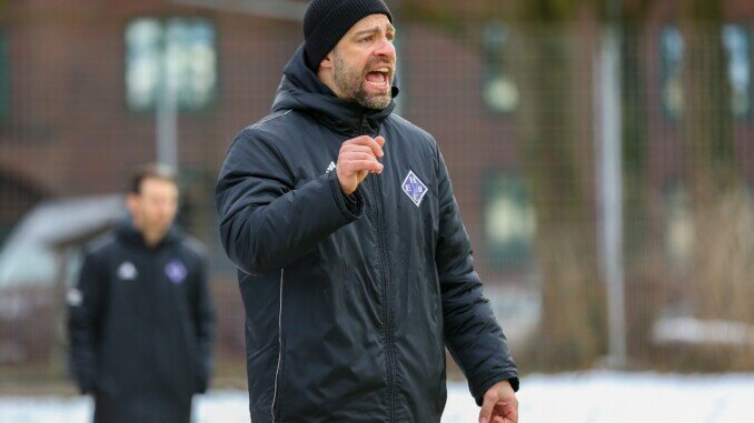 Zufrieden war HEBC-Coach Özden Kocadal nach dem Spiel. (Archivfoto: Lobeca/Rohlfs)