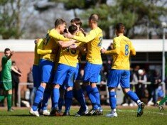 Jubel beim FC Alsterbrüder: dank eines 3:0 bei HNT ist dem Landesliga-Aufsteiger der Durchmarsch geglückt. (Foto: Lobeca/Schlikis)