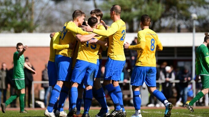 Jubel beim FC Alsterbrüder: dank eines 3:0 bei HNT ist dem Landesliga-Aufsteiger der Durchmarsch geglückt. (Foto: Lobeca/Schlikis)