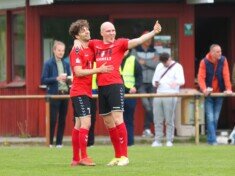 Freude bei Marlon Stannis (links im Bild): sein Doppelpack sichert Rugenbergen einen überraschenden Punkt. (Archivfoto: Lobeca/Homburg)