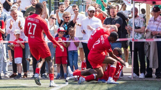 Jubel beim ETV: der Aufsteiger schafft den Durchmarsch in die Regionalliga. (Foto: Lobeca/Seidel)