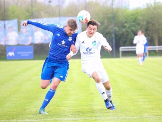 Philip Kuschka (in blau) ist einer der wenigen Spieler, die Tornesch erhalten blieben. (Foto: Lobeca/Rohlfs)