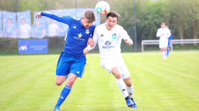 Philip Kuschka (in blau) ist einer der wenigen Spieler, die Tornesch erhalten blieben. (Foto: Lobeca/Rohlfs)