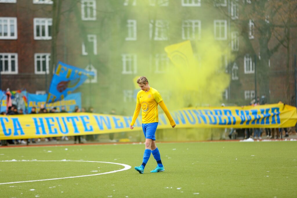 Der Anhang des FC Alsterbrüder darf sich auf eine weitere Saison in Liga fünf freuen. (Archivbild: Lobeca/Rohlfs)