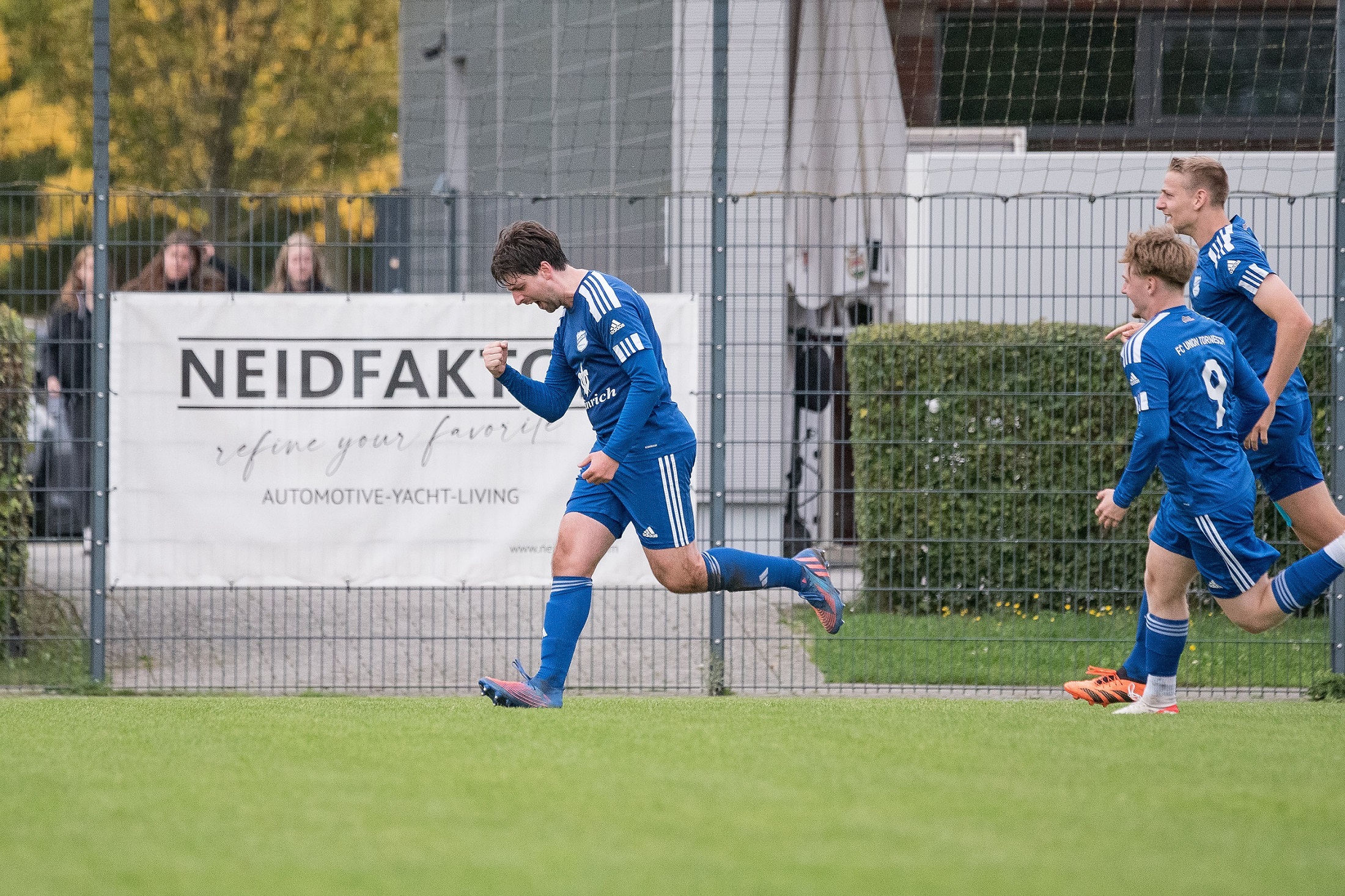 Jubel bei Philipp Werning: sein goldener Treffer sorgt für den ersten Saison des FC Union Tornesch. (Foto: Lobeca/Seidel)